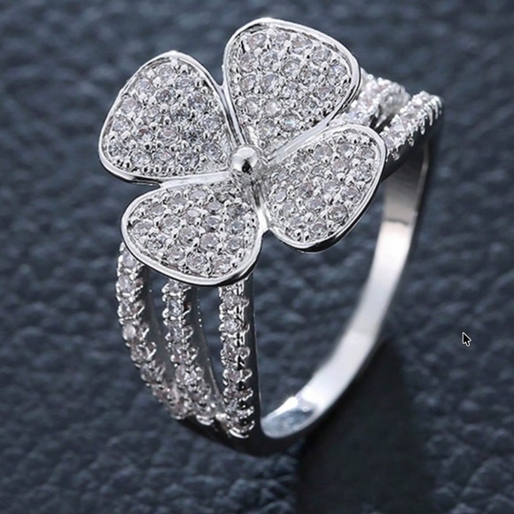 Jewelry - Luxe Rhinestone Flower Dainty Ring